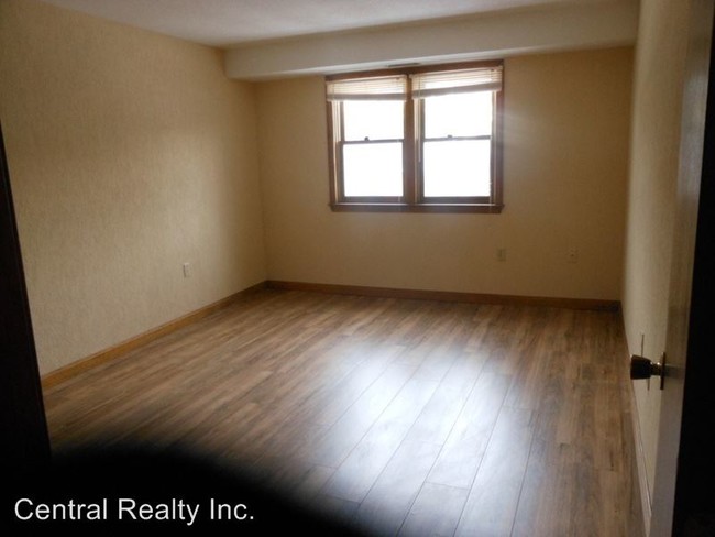 Building Photo - 3 Roedean Dr