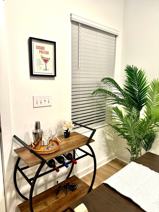 Building Photo - Luxury Townhome