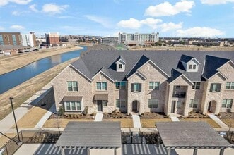 Building Photo - 2702 Parkview Ct