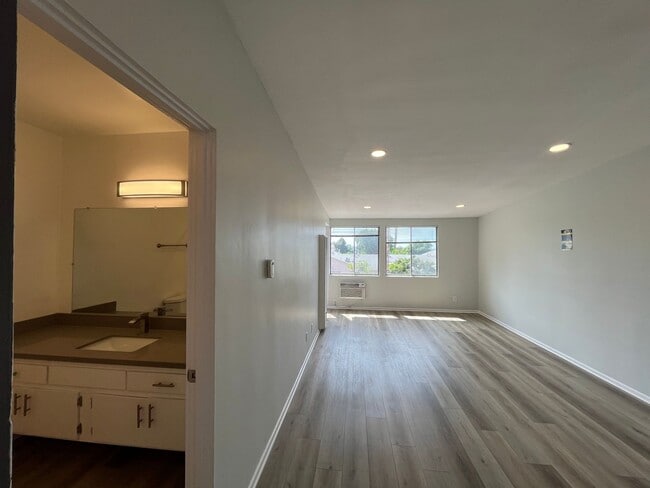 Interior Photo - 1253 Havenhurst Drive