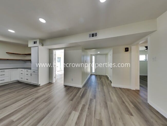 Building Photo - 2702 Wallin Dr