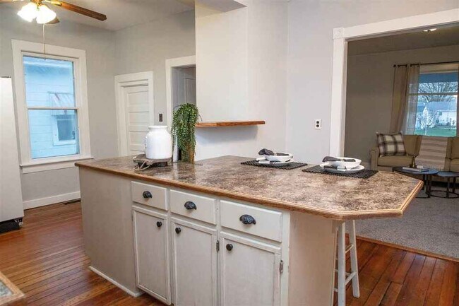 Foto del edificio - 108 N Main St