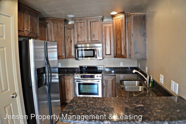 Building Photo - 3 br, 3 bath House - 1000 East Bluffview D...