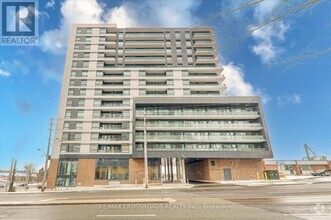 Building Photo - 1350-1350 Ellesmere Rd