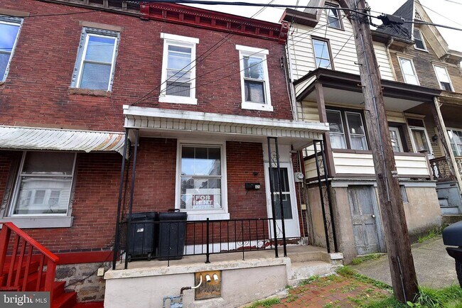 Building Photo - 325 W Race St