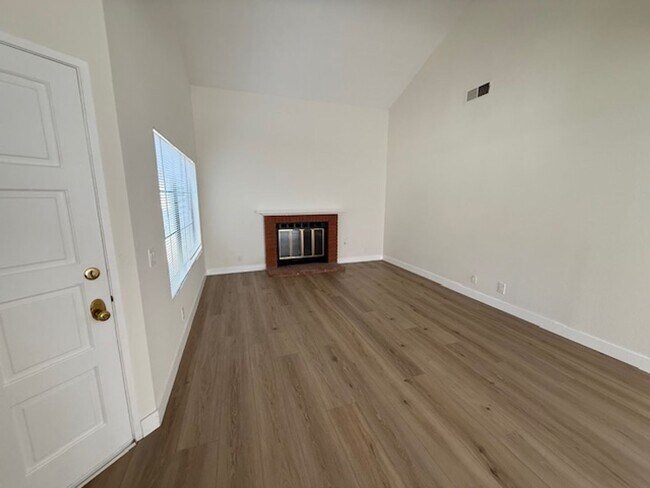 Building Photo - Updated 3 Bedroom Detached Home in Woodbri...