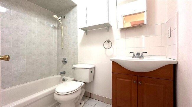 Foto del edificio - 499 Mosely Ave