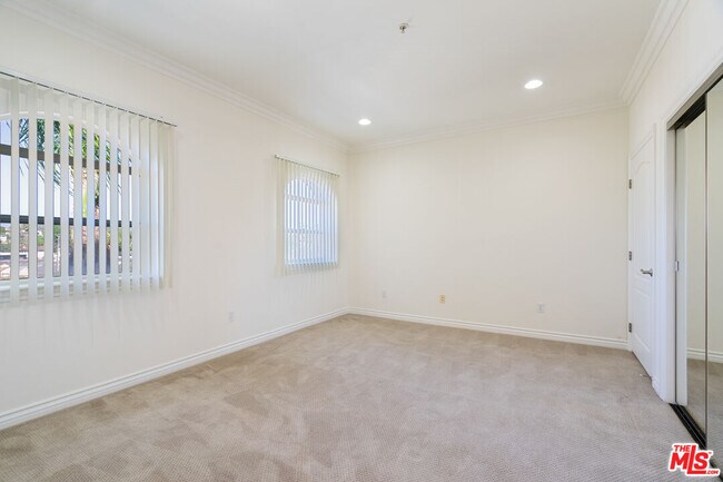 Foto del edificio - 3328 Oakhurst Ave