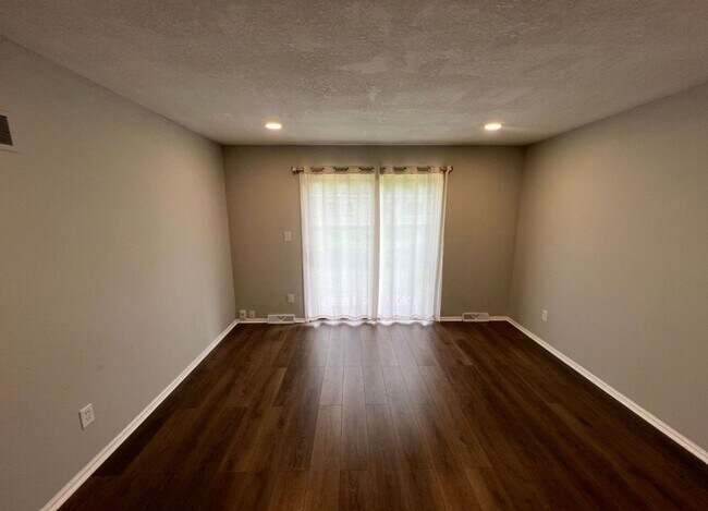 Foto del edificio - Coming Soon: Updated 3 Bedroom Duplex with...