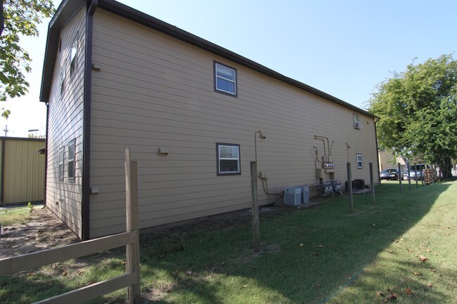 Building Photo - 1016 S Quaker Ave