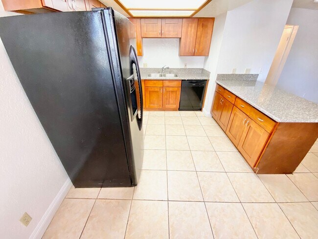 Foto del edificio - CUTE 2 BEDROOM 2 FULL BATHROOMS FIRST FLOO...