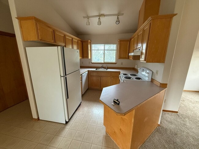 Building Photo - Spacious Studio Unit Located on Quiet NE B...
