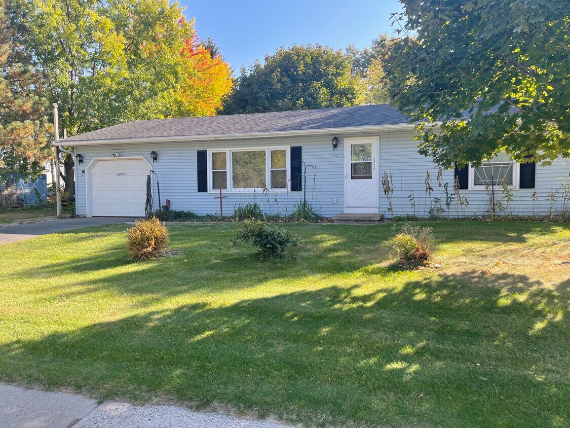1216 Maple St, Reedsburg, WI 53959 House Rental in Reedsburg, WI
