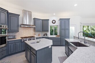 Building Photo - 27231 Lakeway Ct