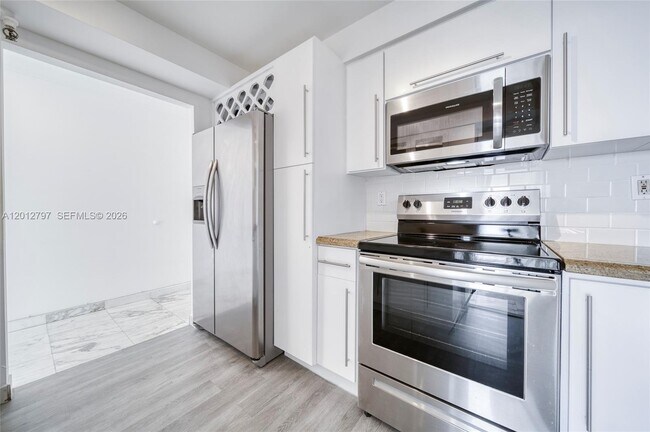 Foto del edificio - 7933 West Dr