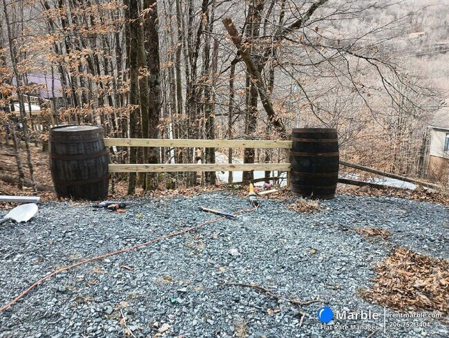 Building Photo - 4 br, 3 bath House - 142 Tamarack Rd