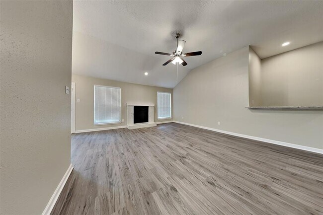 Foto del edificio - 8155 Big Oak Trail Dr
