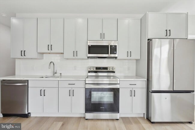 Building Photo - 401 E Walnut Lane Unit 211