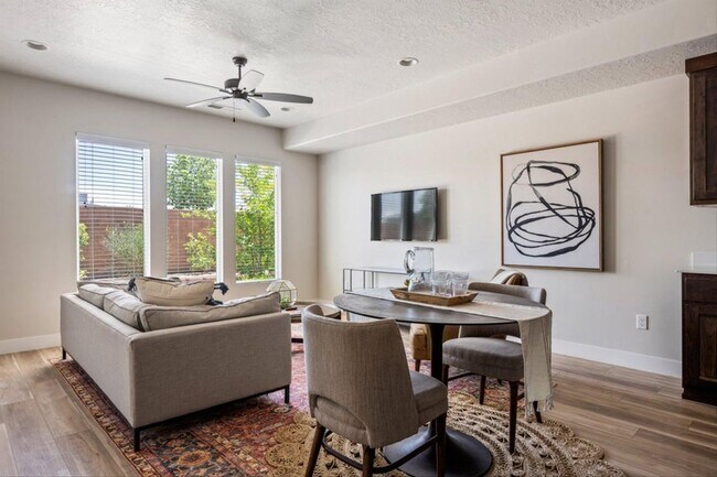 Building Photo - Woodland Estates Townhome