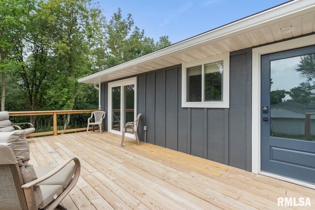 Building Photo - 1900 E Knox St