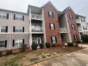 Building Photo - 621 Marshtree Ln