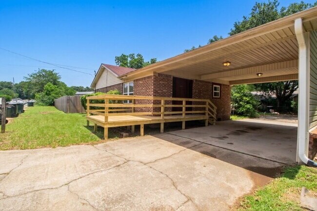 Foto del edificio - Spacious Bellview 2BR/1.5BA Duplex with Large New Front Deck, Fenced Backyard & Covered 2-Car Car...