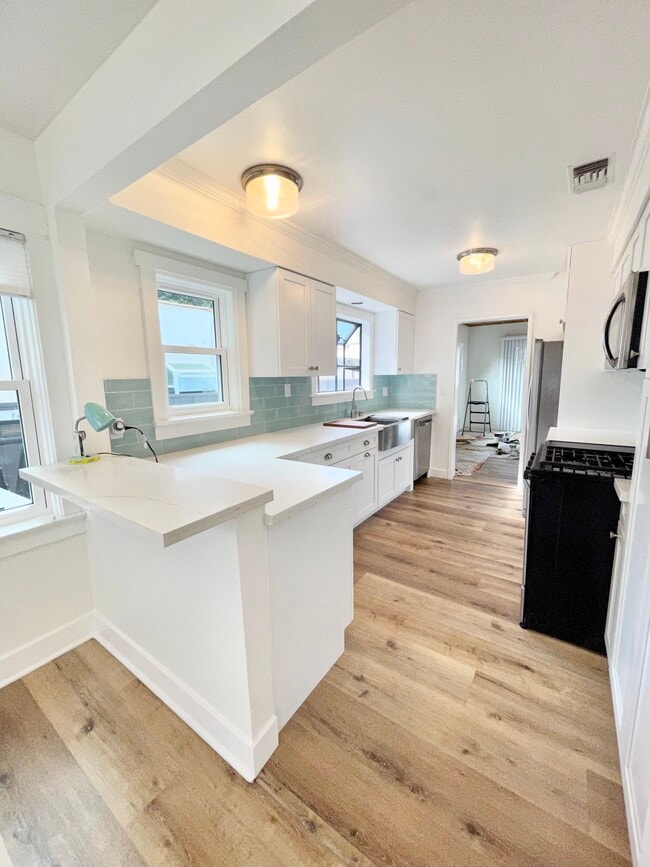 Building Photo - 951 Superba Ave