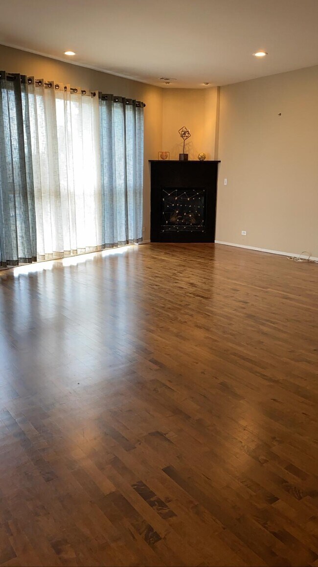 Living Room Empty - 2436 W Madison St