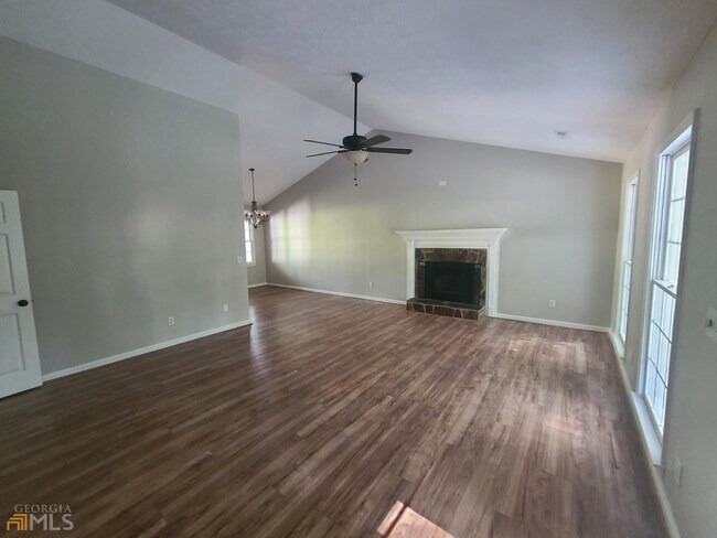 Foto del edificio - 127 Welcome Wood Dr