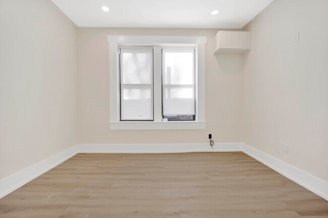 Foto del edificio - 944 N Damen Ave