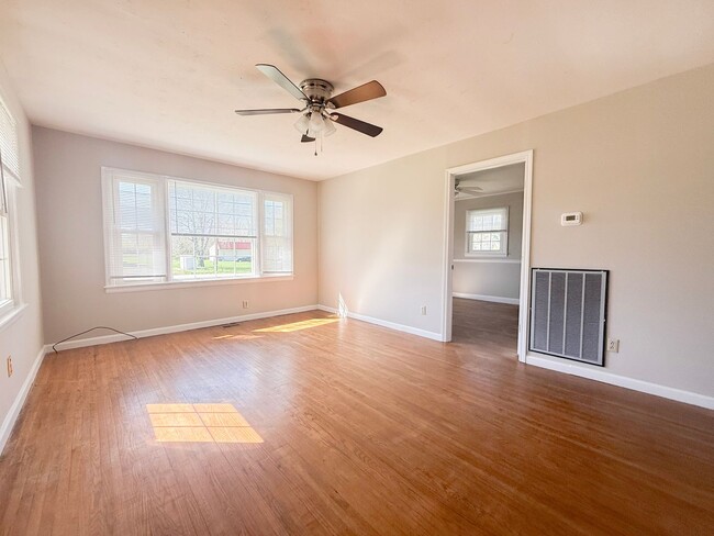 Building Photo - Spacious 3-Bedroom Home with Screened-In Porch and Ample Parking in Cookeville