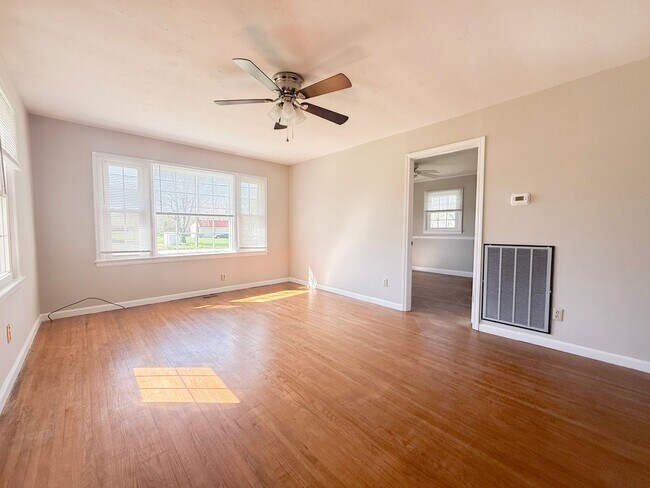 Foto del edificio - Spacious 3-Bedroom Home with Screened-In Porch and Ample Parking in Cookeville