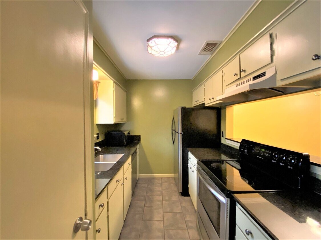Primary Photo - 2 Bedroom Townhouse Located near the New W...