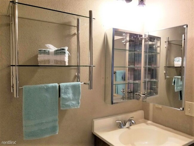 Building Photo - 1 br, 1 bath Apartment - 525 W H St Apt 4