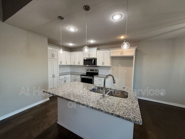 Building Photo - 879 E Dyann Dr