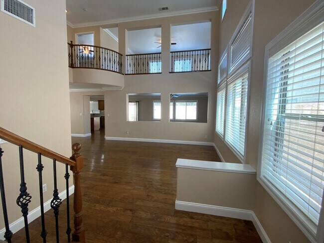 Foto del edificio - SUPER UPGRADED 3BD/2.5BA HOME W/ POOL/SPA!!