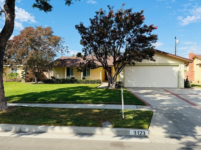 Single Story 4 Bedroom Ranch Style Home in Anaheim! - Single Story 4 Bedroom Ranch Style Home in Anaheim!