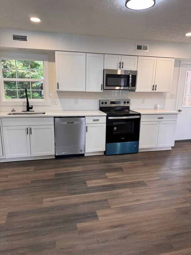 Building Photo - 3 Bedroom || 1.5 Bathroom Townhome