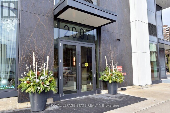 Building Photo - 2007 James St