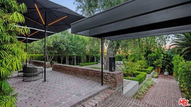 Foto del edificio - 7065 Hillside Ave