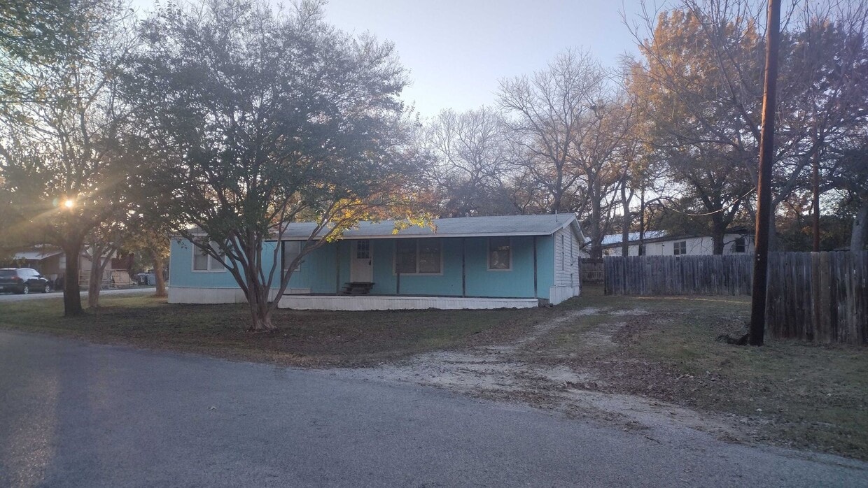 Foto principal - Large 4 Bedroom 2 Bath Home in Granbury - Indian Harbor