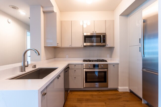 Building Photo - 425 1st St