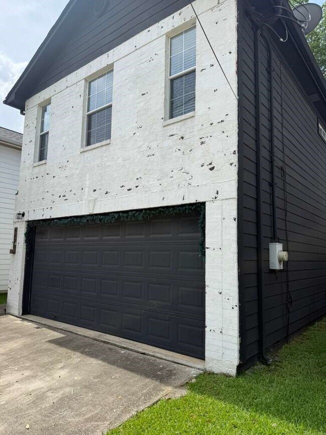 Foto del edificio - 9623 Elmview Pl