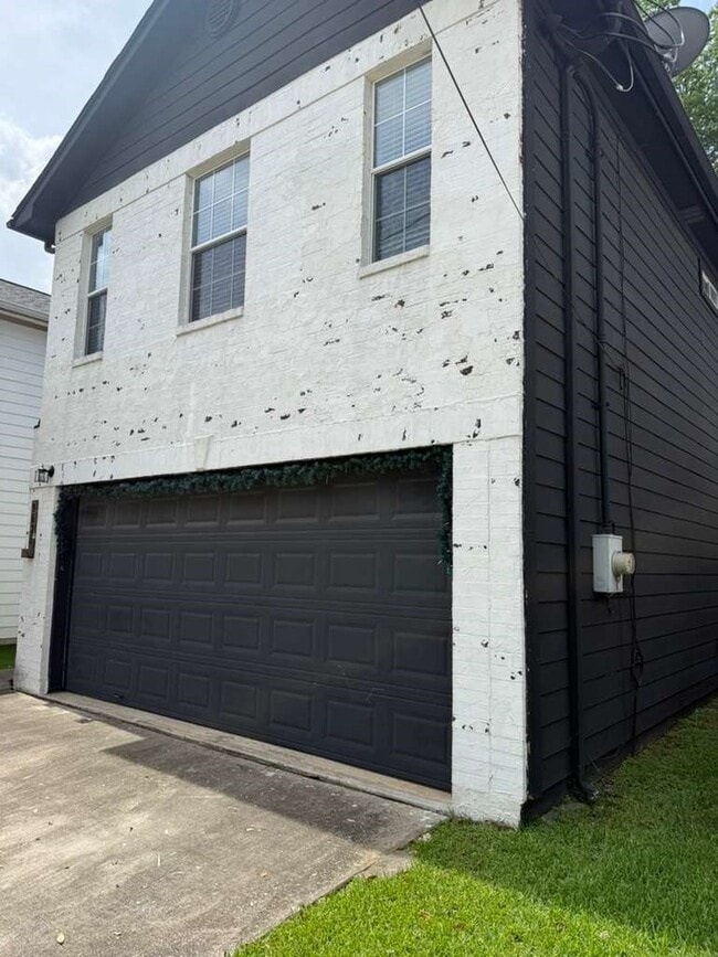 Building Photo - 9623 Elmview Pl