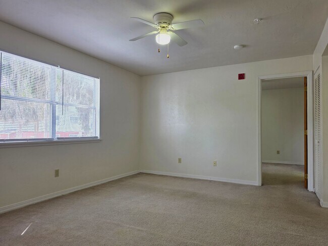 Building Photo - One Bedroom One Bathroom condominium second floor