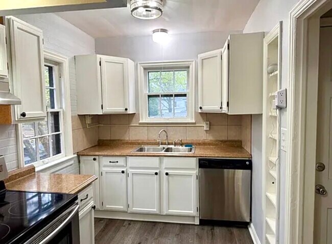 Building Photo - 3682 Glencairn Road