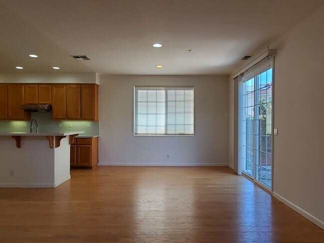 Foto del edificio - Spacious 2-story, Gorgeous Inside, Seclude...