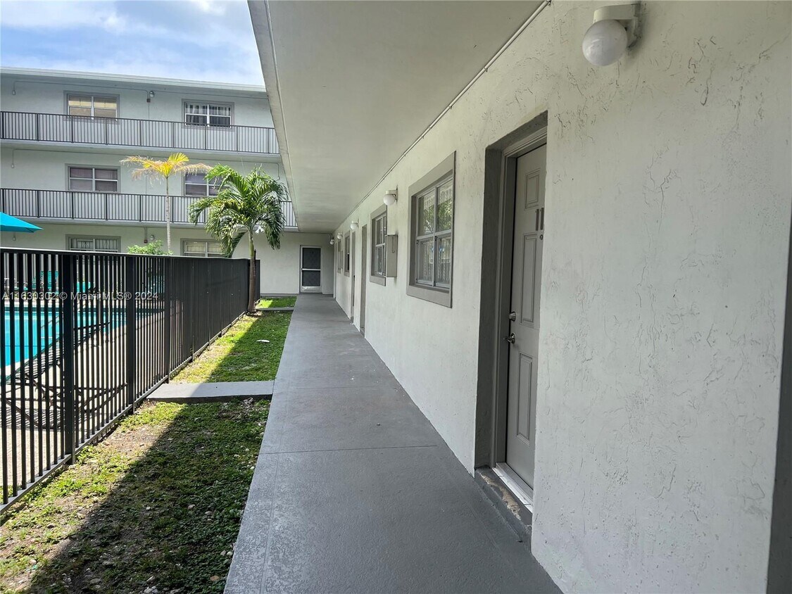 Primary Photo - 16215 NE 18th Ct