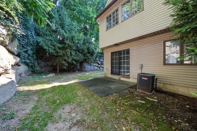 Building Photo - 31 Hickory Ln