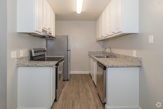 1BR, 1BA - 525SF - Kitchen - Pine Manor Apartments